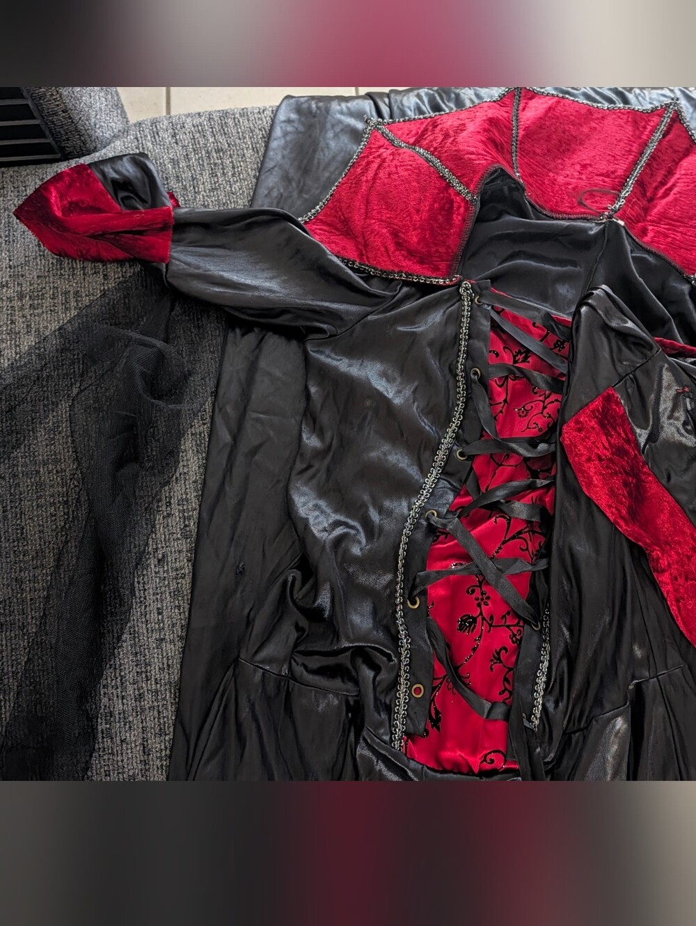 Woman Vampire Costume With Accessories Medium